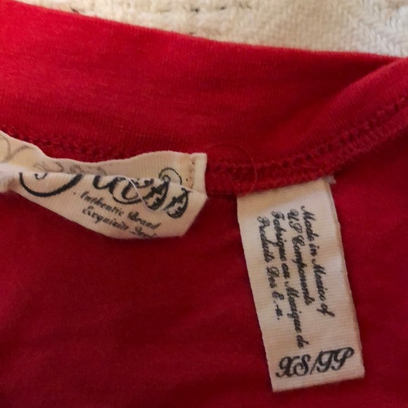 GUC Guess red T-shirt w/ruffled bib - Picture 4 of 4